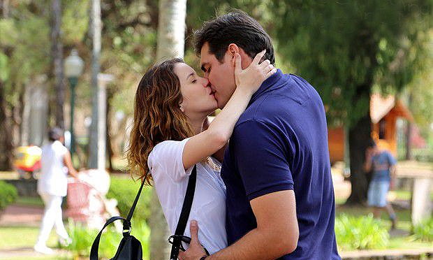 Laura aceita se casar com Marcos