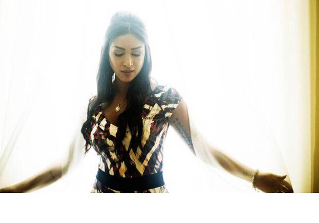 Amanda Djehdian comemora 29 anos em grande estilo