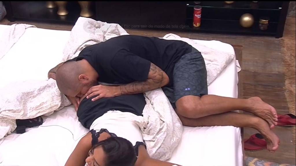 Fernando morde bumbum de Amanda:”Ai que delícia”