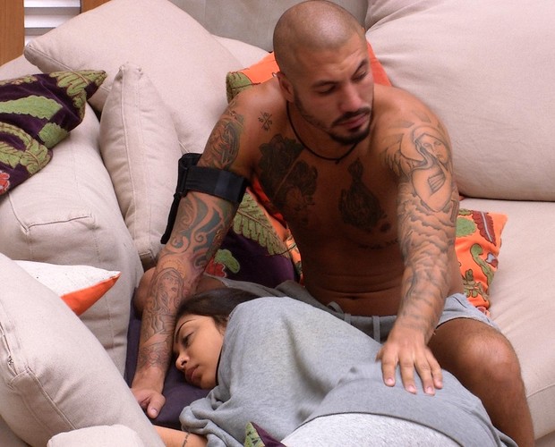 ‘Sofrência’ volta e Amanda se isola no Big Brother Brasil 15