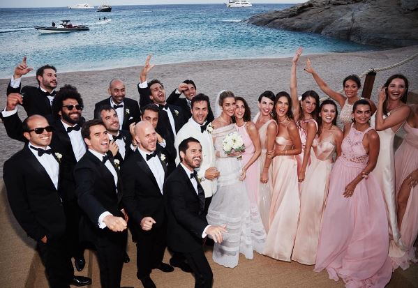 A top e o empresário escolheram um lugar paradisíaco para o enlace: Mykonos, ilha da Grécia. Entre os convidados do casamento que durou mais de um dia estavam Sabrina Sato, Isabelli Fontana, Alessandra Ambrósio e Fernanda Motta. A top e o empresário escolheram um lugar paradisíaco para o enlace: Mykonos, ilha da Grécia. Entre os convidados do casamento que durou mais de um dia estavam Sabrina Sato, Isabelli Fontana, Alessandra Ambrósio e Fernanda Motta.