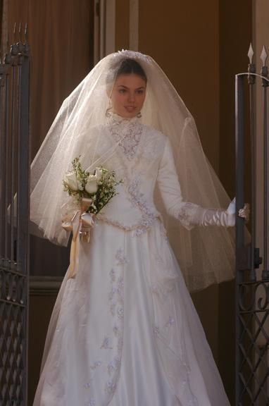 Isis Valverde, como a personagem Ana do Véu, em Sinhá Moça (2006)