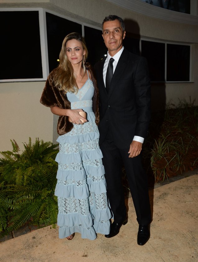 A ex-modelo Ana Garcia Diniz, que, assim como Celina, optou por um longo azul, e o marido, o empresário João Paulo Diniz.
