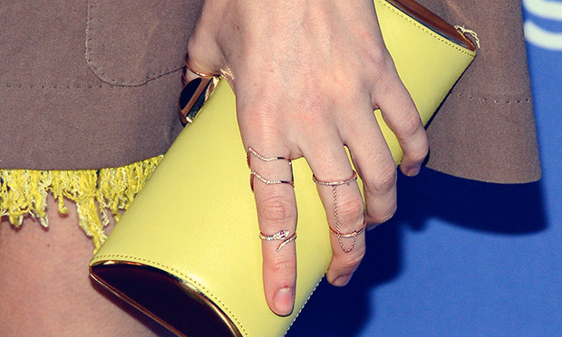 Mix minimalista: misturar anéis delicados é tendência do momento