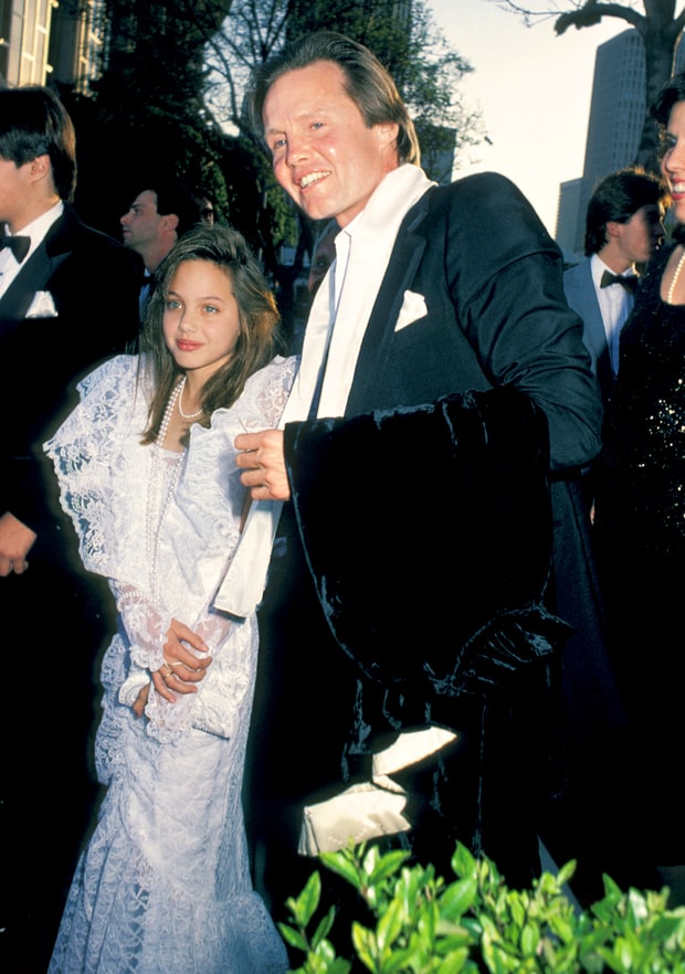 <strong>Angelina Jolie</strong> em 1986, acompanhando o pai Jon Voight <strong>Angelina Jolie</strong> em 1986, acompanhando o pai Jon Voight