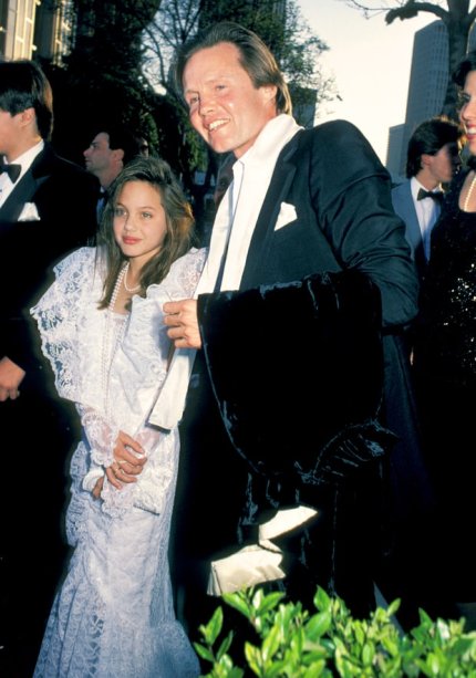 <strong>Angelina Jolie</strong> em 1986, acompanhando o pai Jon Voight