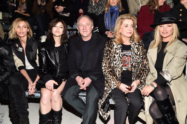 Anja Rubik, Charlotte Gainsbourg, Francois-Henri Pinault, Catherine Deneuve e Kate Moss no desfile da Saint Laurent