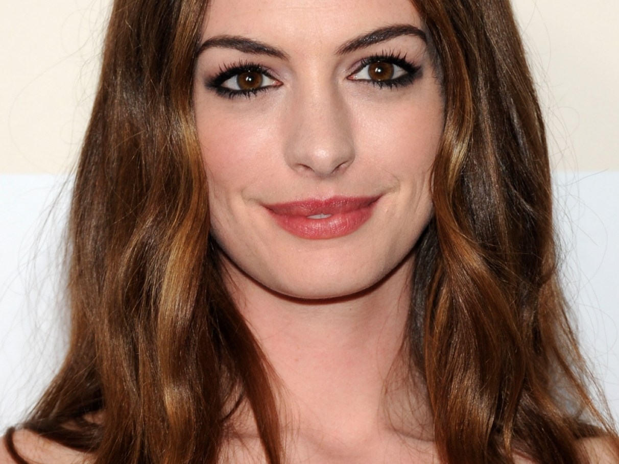 Anne Hathaway abandona cabelo castanho e está r... | CLAUDIA