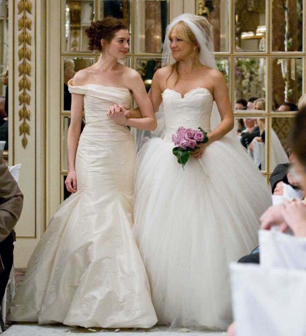 Kate Hudson e Anne Hathaway, as personagens Liv Lerner e Emma Allan,  ambas vesntindo criações de Vera Wang, em "Noivas em Guerra (2009)"