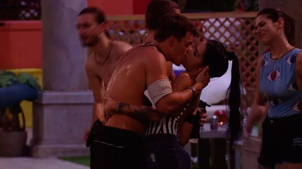 Antônio e Mayara se beijam BBB17