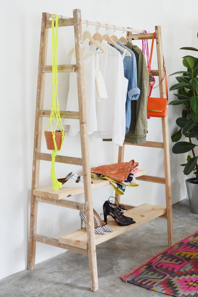 arara-de-roupas-feita-com-escadas