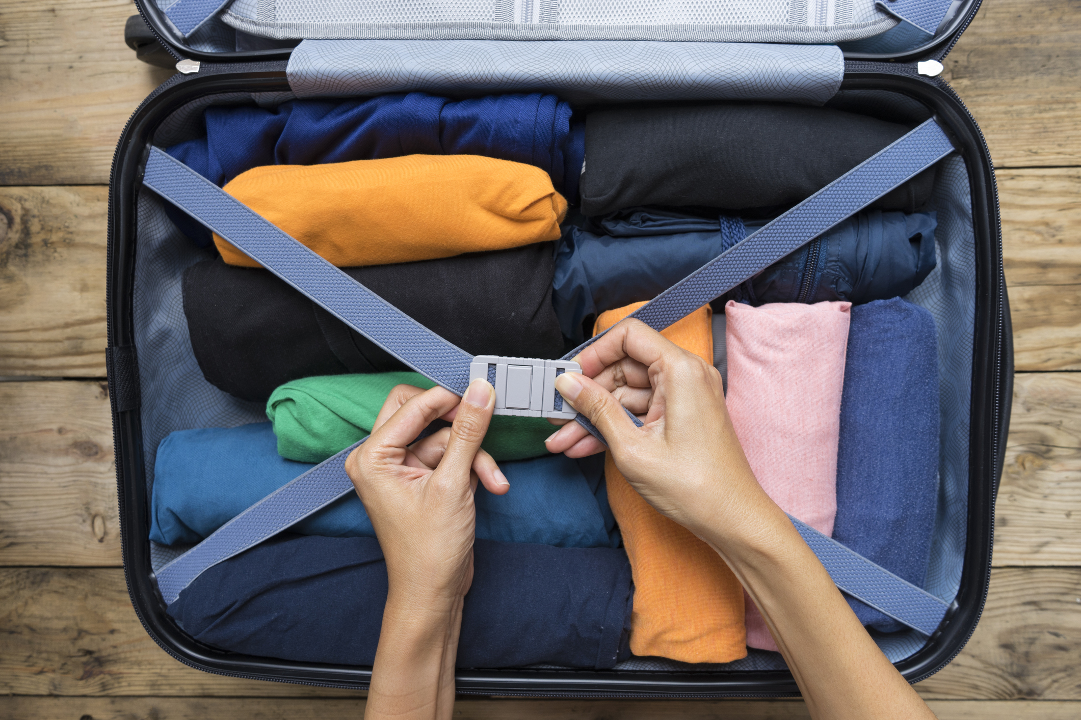 Enrolar as roupas economiza espaço na mala