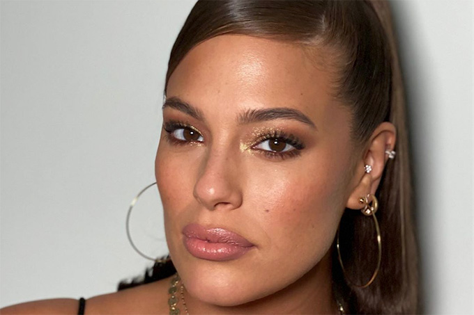 Nua, Ashley Graham faz vídeo celebrando as novas curvas da gravidez