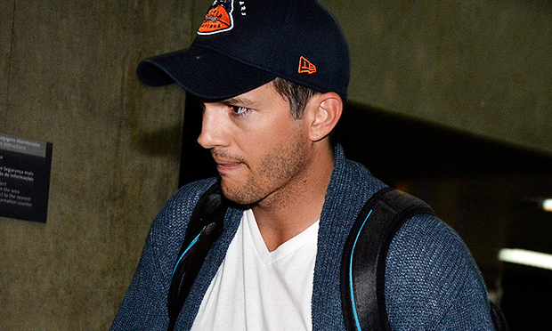 Ashton Kutcher chega ao Brasil