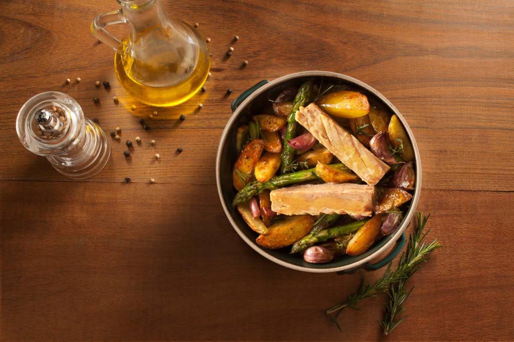 Filé de atum ao forno com aspargos