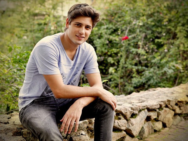 Daniel Rocha confessa ser tímido quando o assunto é paquera