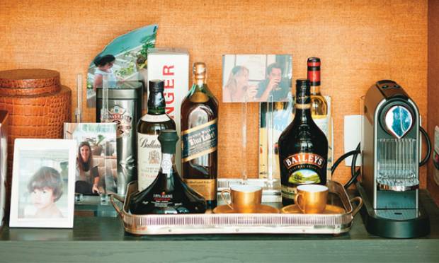 Bar portátil: bandejas diferentes dão charme ao décor Bar portátil: bandejas diferentes dão charme ao décor