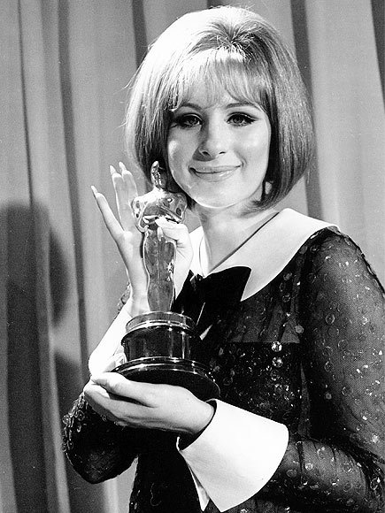 Em 1969, na 41ª edição da cerimônia, Barbra Streisand arrasou com um bob volumoso e um delineado clássico. A atriz recebeu o prêmio por seu papel em Funny Girl- Uma Garota Genial.