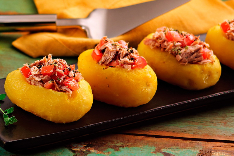Barca de batata com recheio de atum em lata