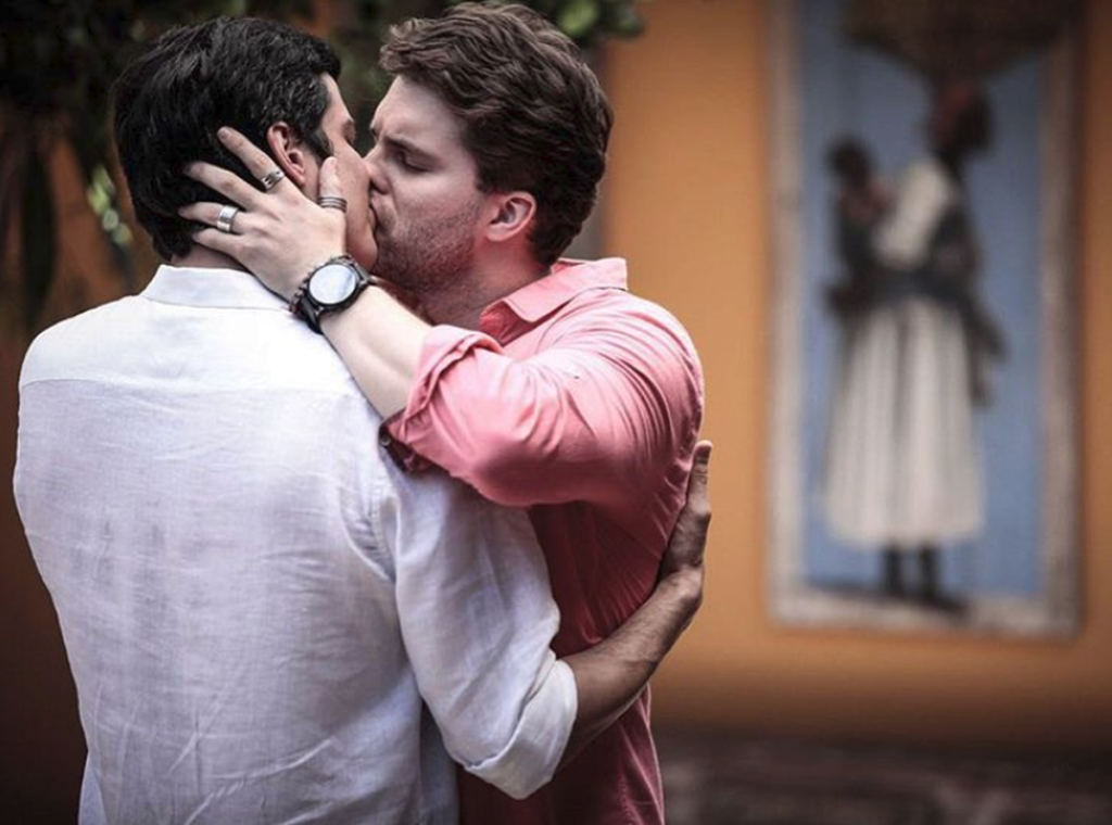 O casal Félix e Niko em beijo na novela Amor à Vida