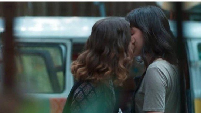 Samantha e Lica se beijam em Malhação Viva a Diferença