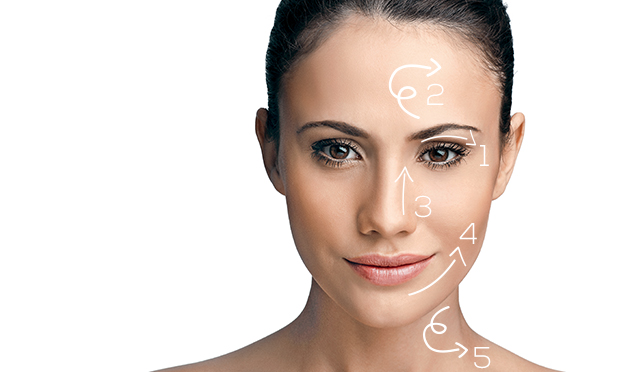 O jeito certo de aplicar cremes e séruns para ficar com a pele mais jovem