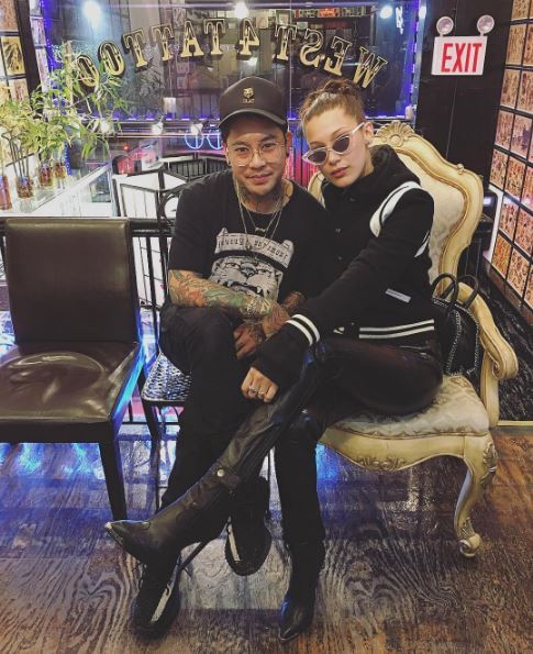 Bella Hadid faz tatuagem minimalista nos tornozelos