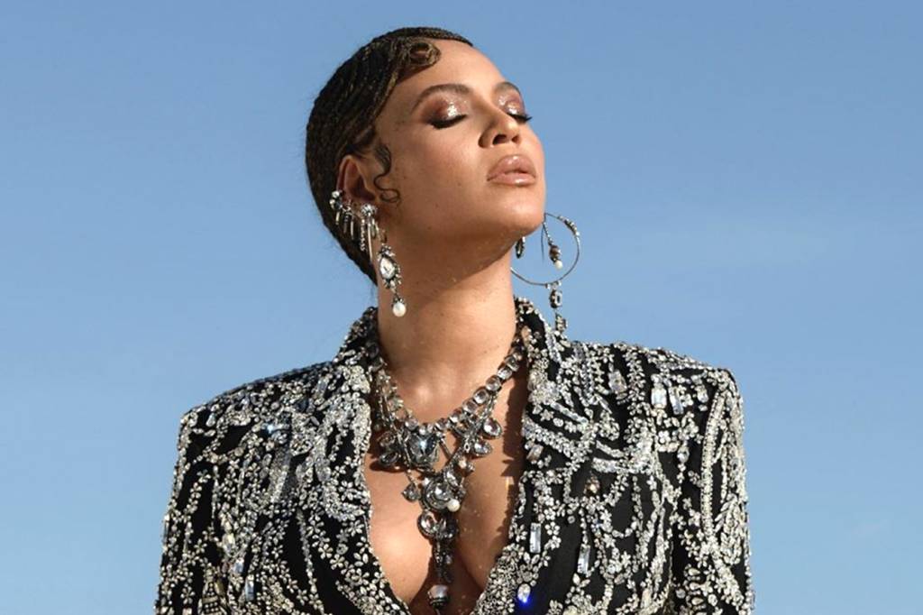 Riquíssima, Beyoncé arrasa com blazer masculino na estreia de “O Rei Leão”
