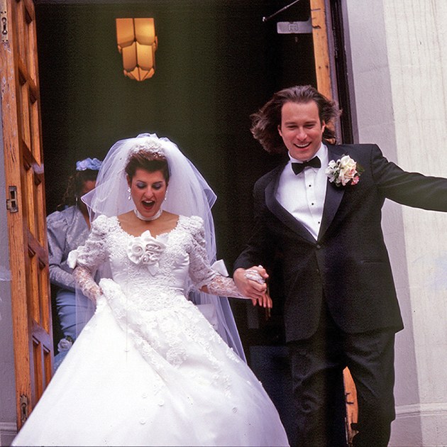 Nia Vardalos, que vive Toula Portokalos em "Casamento Grego (2002)", vestindo o designer Michael Clancy