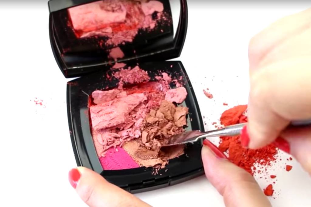 Blogueiras estão destruindo maquiagens caras e filmando tudo