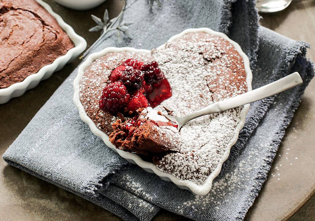 bolo de brownie com calda de frutas receber maio