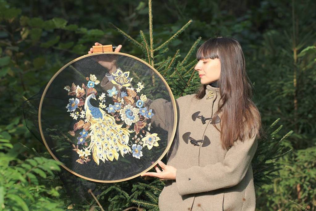 Essa artista usa tule para fazer incríveis quadrinhos bordados