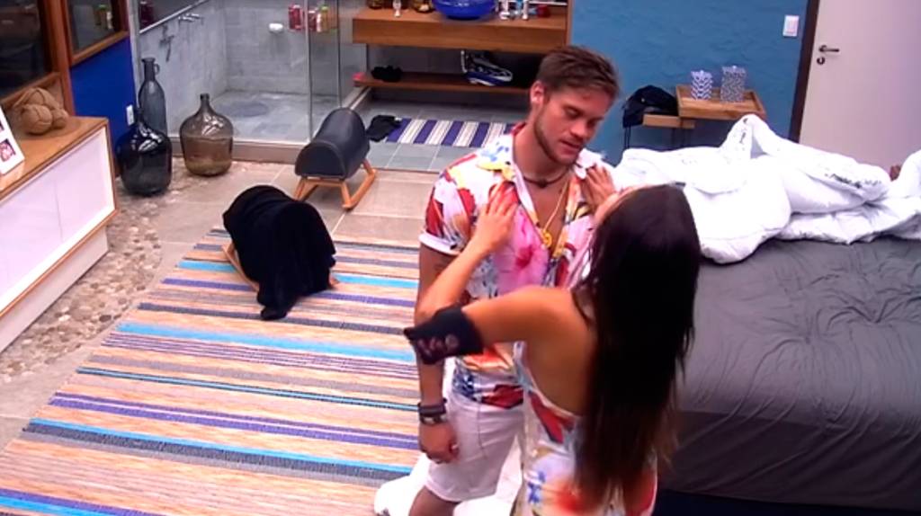 Relação entre Paula e Breno dá estremecida em Festa Latina no BBB18