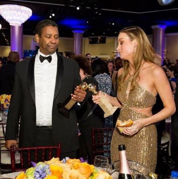 No Oscar, comendo hambúrguer e "brindando" sua estatueta com Denzel Washington. Brie quer mais o que? No Oscar, comendo hambúrguer e "brindando" sua estatueta com Denzel Washington. Brie quer mais o que?