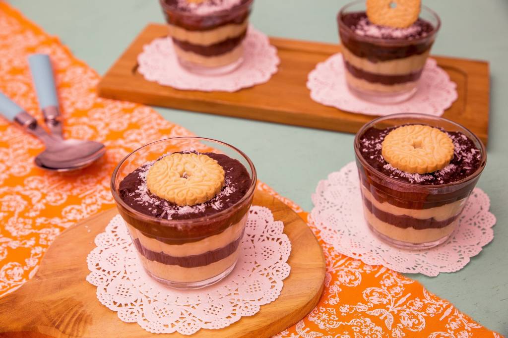 Brigadeiros em camadas no copinho