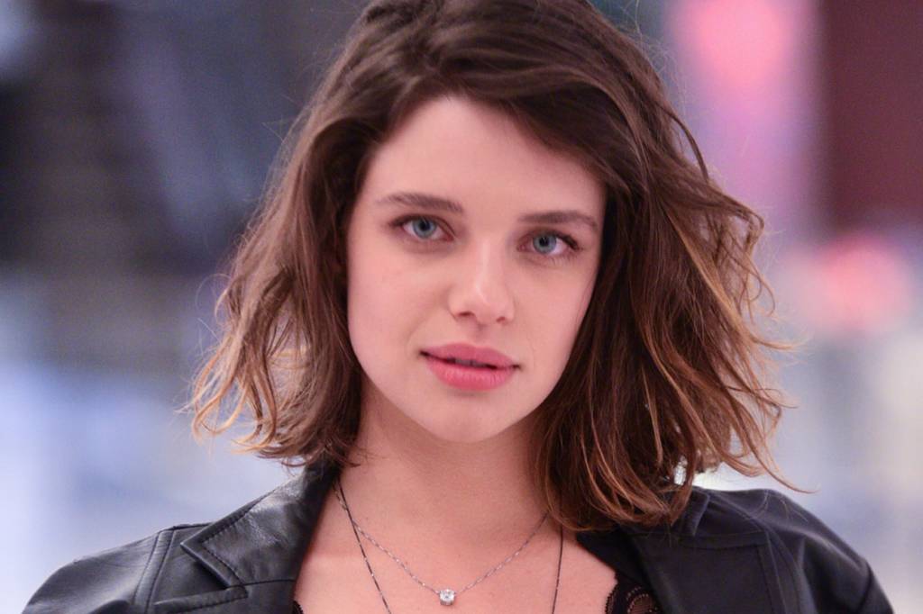 Bruna Linzmeyer foi lacre puro com body transparente em evento