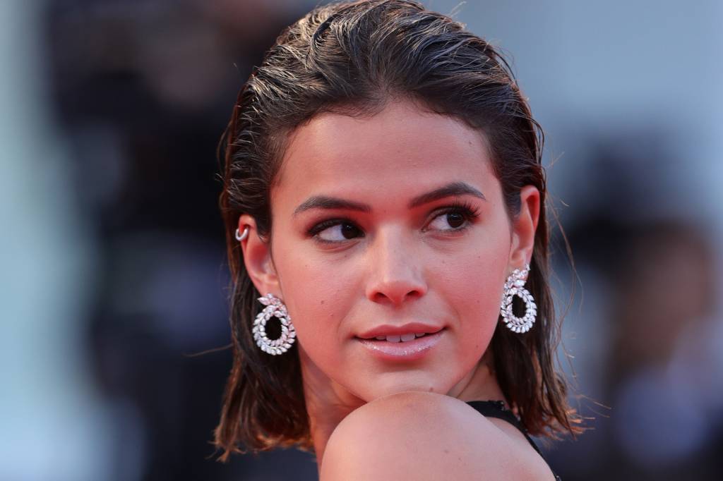 Bruna Marquezine lacrou com look de glitter queridinho da Rihanna