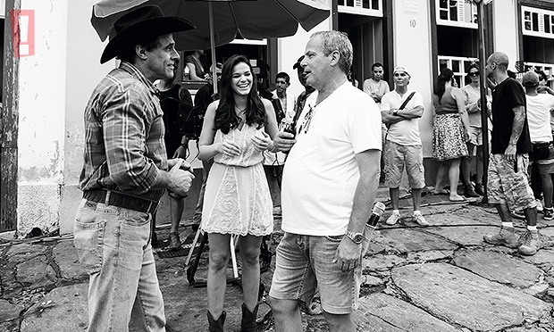Sob forte calor, Bruna Marquezine e parte do elenco de "Em Família" gravam no interior de Goiás Sob forte calor, Bruna Marquezine e parte do elenco de "Em Família" gravam no interior de Goiás