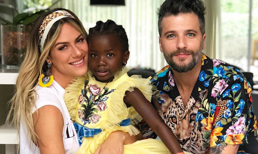 Com vestido de princesa e tênis, Titi comemora aniversário toda estilosa