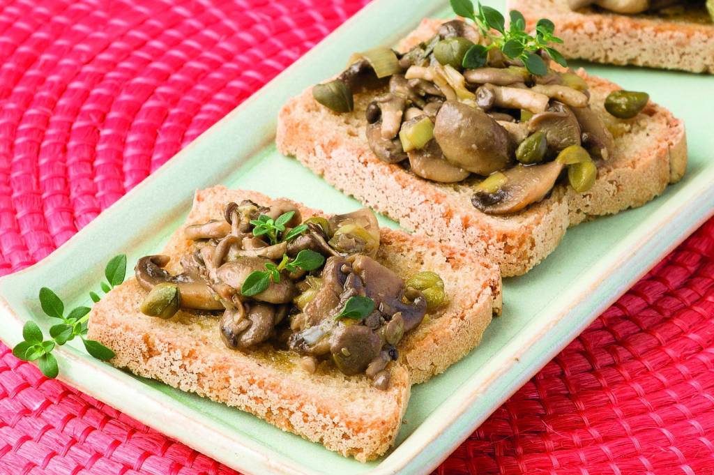 Bruschetta de cogumelo com alcaparras