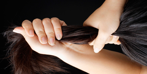 Esfoliação capilar: conheça o tratamento que deixa o cabelo longo e hidratado