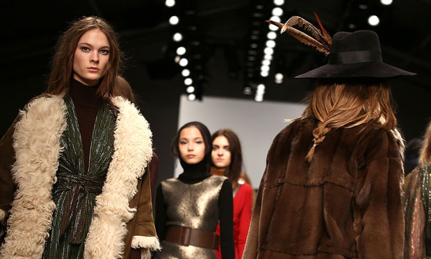 Chapéu é acessório indispensável para um look de festival Chapéu é acessório indispensável para um look de festival
