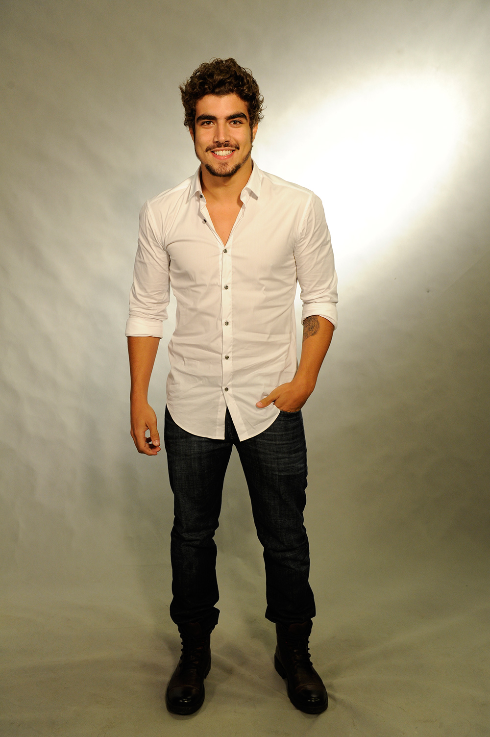 Caio Castro: ”Estou namorando e feliz”