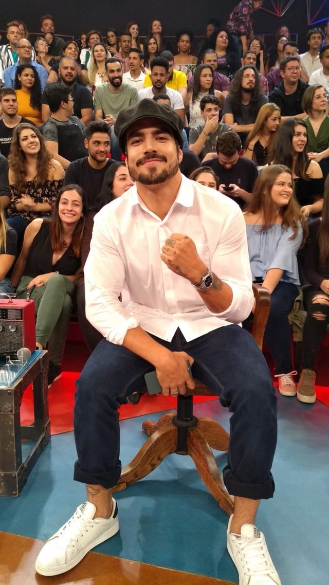 Caio Castro manda a real sobre relacionamento com Grazi no ‘Altas Horas’