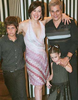 Claudia Raia não deixa a peteca cair Claudia Raia não deixa a peteca cair