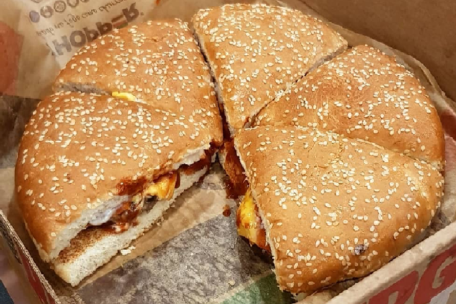 Burger King Lanca Combinacao De Hamburguer E Pizza Gigante Claudia