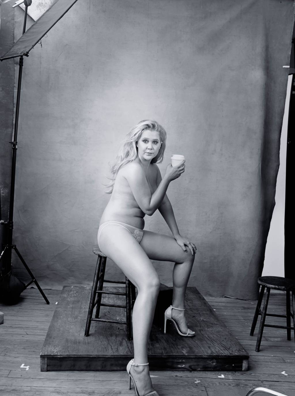 “Obrigada, Annie Leibovitz”, agradeceu Amy Schumer, musa de dezembro do Calendário Pirelli 2016