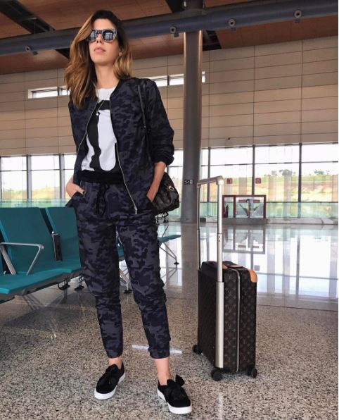 <strong>Camila Coutinho:</strong> se você adora ousar, aposte em uma produção total militar como fez a blogger. A estampa camuflada em preto e cinza não deixa o look caricato. <strong>Camila Coutinho:</strong> se você adora ousar, aposte em uma produção total militar como fez a blogger. A estampa camuflada em preto e cinza não deixa o look caricato.