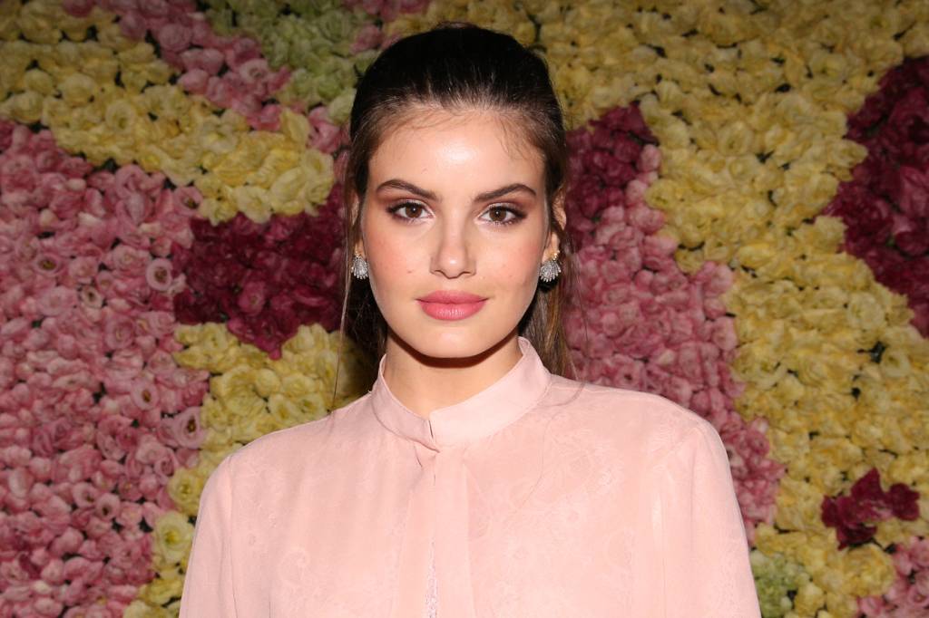 Camila Queiroz continua como a atriz com os looks mais chiques do Brasil