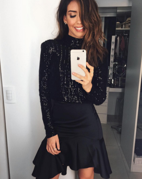 Camila Coutinho reafirmou sua tradição de sempre usar preto na noite de Natal